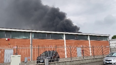 Scene from Maxi incendio a Milano, testimone: "Tre colpi violenti. Poi siamo scappati"