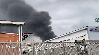 Scene from Maxi incendio a Milano, testimone: "Tre colpi violenti. Poi siamo scappati"