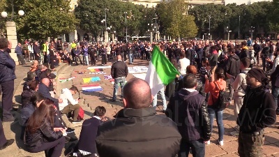 Scene from Green pass, a Milano manifestano in 500 all'Arco della Pace