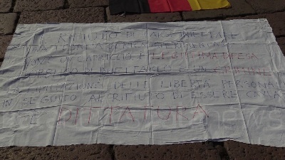 Scene from Green pass, a Milano manifestano in 500 all'Arco della Pace