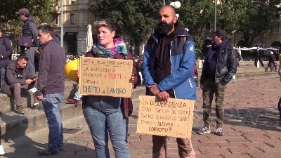 Scene from Green pass, a Milano manifestano in 500 all'Arco della Pace