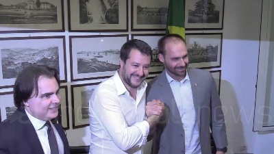 Scene from Bolsonaro a Salvini: "Scusate per la consegna in ritardo di Battisti, ci piace legittima difesa"