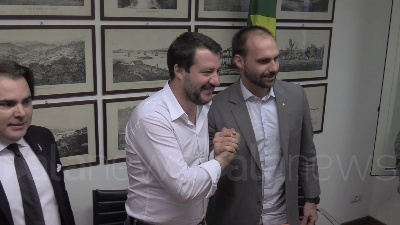 Scene from Bolsonaro a Salvini: "Scusate per la consegna in ritardo di Battisti, ci piace legittima difesa"