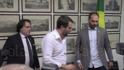 Scene from Bolsonaro a Salvini: "Scusate per la consegna in ritardo di Battisti, ci piace legittima difesa"