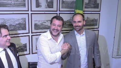 Scene from Bolsonaro a Salvini: "Scusate per la consegna in ritardo di Battisti, ci piace legittima difesa"