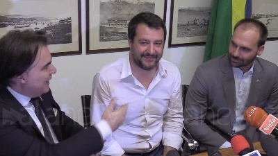 Scene from Bolsonaro a Salvini: "Scusate per la consegna in ritardo di Battisti, ci piace legittima difesa"