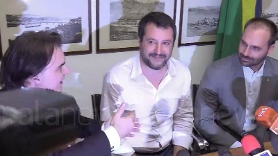 Scene from Bolsonaro a Salvini: "Scusate per la consegna in ritardo di Battisti, ci piace legittima difesa"