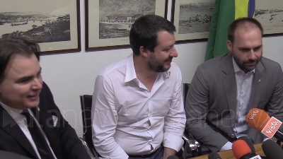 Scene from Bolsonaro a Salvini: "Scusate per la consegna in ritardo di Battisti, ci piace legittima difesa"