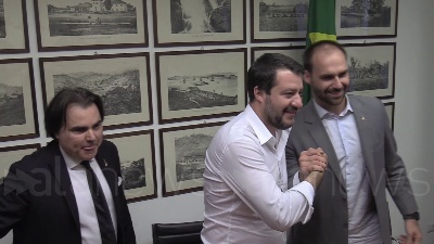 Scene from Bolsonaro a Salvini: "Scusate per la consegna in ritardo di Battisti, ci piace legittima difesa"
