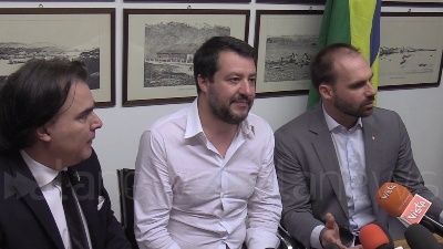 Scene from Bolsonaro a Salvini: "Scusate per la consegna in ritardo di Battisti, ci piace legittima difesa"