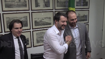 Scene from Bolsonaro a Salvini: "Scusate per la consegna in ritardo di Battisti, ci piace legittima difesa"