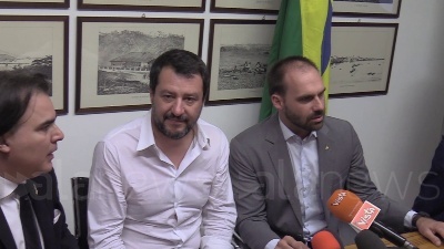 Scene from Bolsonaro a Salvini: "Scusate per la consegna in ritardo di Battisti, ci piace legittima difesa"