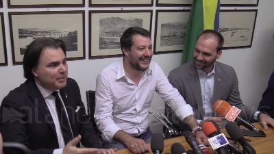 Scene from Bolsonaro a Salvini: "Scusate per la consegna in ritardo di Battisti, ci piace legittima difesa"