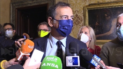 Scene from Natale, Sala: "Porto doni ai bimbi del Niguarda e poi vado a servire pasti a poveri"