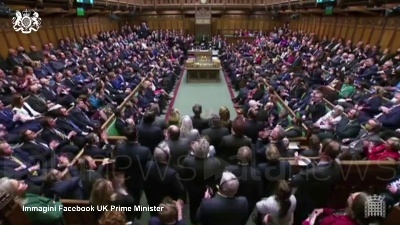 Scene from Ucraina, standing ovation del parlamento britannico per l'intervento di Zelensky