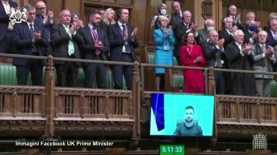Scene from Ucraina, standing ovation del parlamento britannico per l'intervento di Zelensky