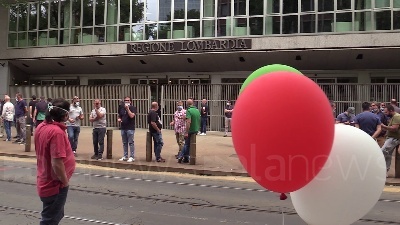 Scene from Milano, protesta dei tassisti: "Regione Lombardia non ha soldi, siamo stati dimenticati"