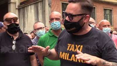 Scene from Milano, protesta dei tassisti: "Regione Lombardia non ha soldi, siamo stati dimenticati"