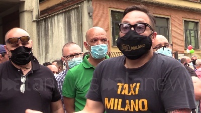 Scene from Milano, protesta dei tassisti: "Regione Lombardia non ha soldi, siamo stati dimenticati"