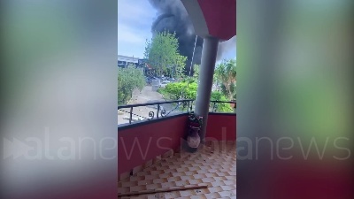 Scene from Esplosione a Napoli, le lacrime di una donna che vive accanto alla fabbrica