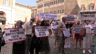 Scene from Accompagnatori turistici a Montecitorio: "Noi partite iva, stop tasse"