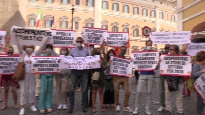 Scene from Accompagnatori turistici a Montecitorio: "Noi partite iva, stop tasse"