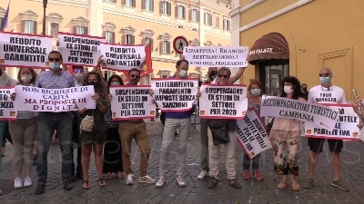 Scene from Accompagnatori turistici a Montecitorio: "Noi partite iva, stop tasse"