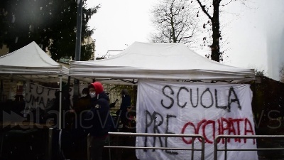 Scene from Milano, studenti in protesta contro la dad: "Neanche la neve può fermarci"