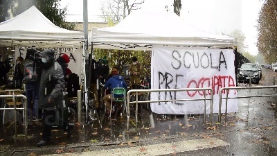 Scene from Milano, studenti in protesta contro la dad: "Neanche la neve può fermarci"