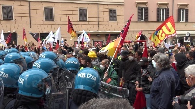 Scene from Roma, manifestazione dei lavoratori Alitalia davanti a Palazzo Chigi