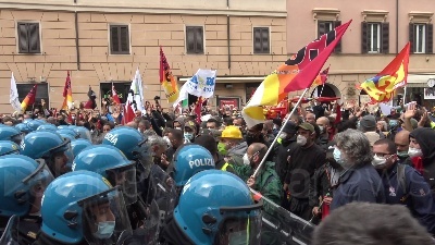 Scene from Roma, manifestazione dei lavoratori Alitalia davanti a Palazzo Chigi