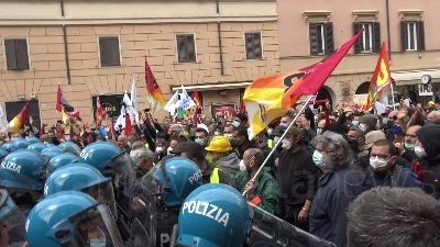 Scene from Roma, manifestazione dei lavoratori Alitalia davanti a Palazzo Chigi