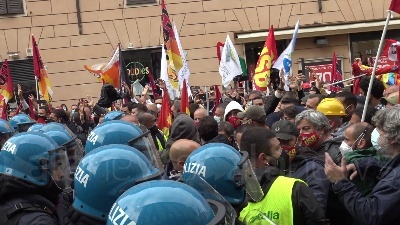 Scene from Roma, manifestazione dei lavoratori Alitalia davanti a Palazzo Chigi