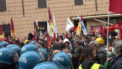 Scene from Roma, manifestazione dei lavoratori Alitalia davanti a Palazzo Chigi