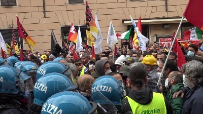 Scene from Roma, manifestazione dei lavoratori Alitalia davanti a Palazzo Chigi
