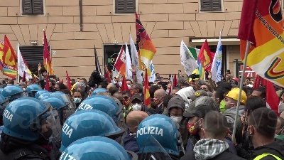 Scene from Roma, manifestazione dei lavoratori Alitalia davanti a Palazzo Chigi