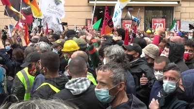 Scene from Roma, manifestazione dei lavoratori Alitalia davanti a Palazzo Chigi