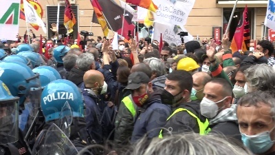 Scene from Roma, manifestazione dei lavoratori Alitalia davanti a Palazzo Chigi