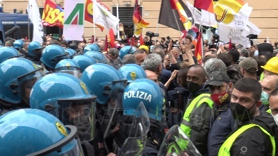 Scene from Roma, manifestazione dei lavoratori Alitalia davanti a Palazzo Chigi