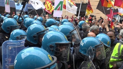 Scene from Roma, manifestazione dei lavoratori Alitalia davanti a Palazzo Chigi