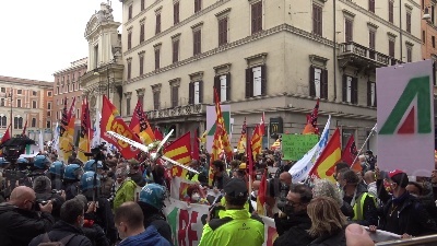 Scene from Roma, manifestazione dei lavoratori Alitalia davanti a Palazzo Chigi