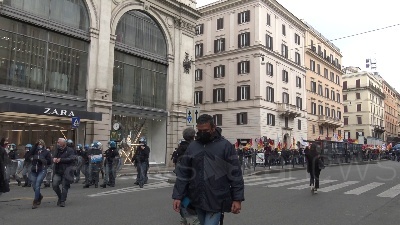 Scene from Roma, manifestazione dei lavoratori Alitalia davanti a Palazzo Chigi