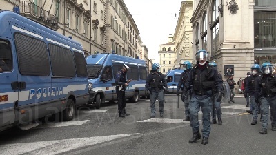Scene from Roma, manifestazione dei lavoratori Alitalia davanti a Palazzo Chigi