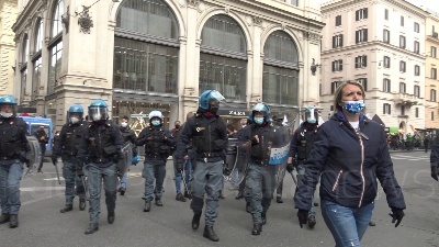 Scene from Roma, manifestazione dei lavoratori Alitalia davanti a Palazzo Chigi