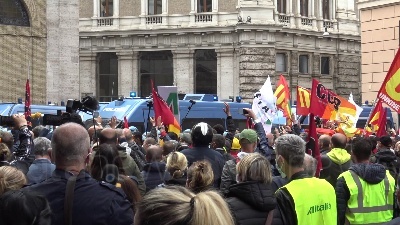 Scene from Roma, manifestazione dei lavoratori Alitalia davanti a Palazzo Chigi