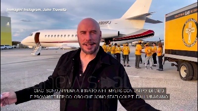Scene from Uragano Ian, John Travolta in Florida per consegnare cibo e provviste