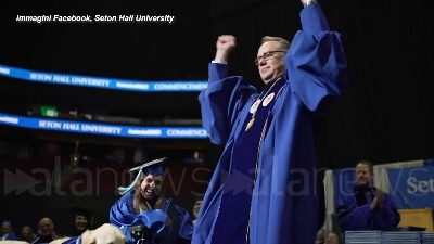 Scene from Usa, accompagna la sua padrona a tutte le lezioni: cane guida riceve la laurea