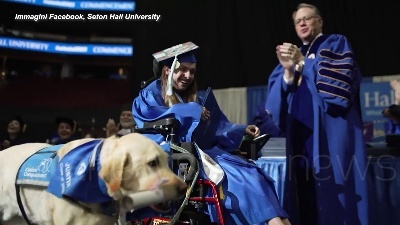 Scene from Usa, accompagna la sua padrona a tutte le lezioni: cane guida riceve la laurea