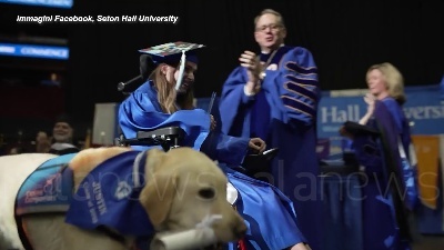 Scene from Usa, accompagna la sua padrona a tutte le lezioni: cane guida riceve la laurea