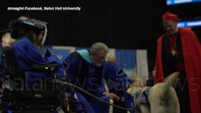 Scene from Usa, accompagna la sua padrona a tutte le lezioni: cane guida riceve la laurea